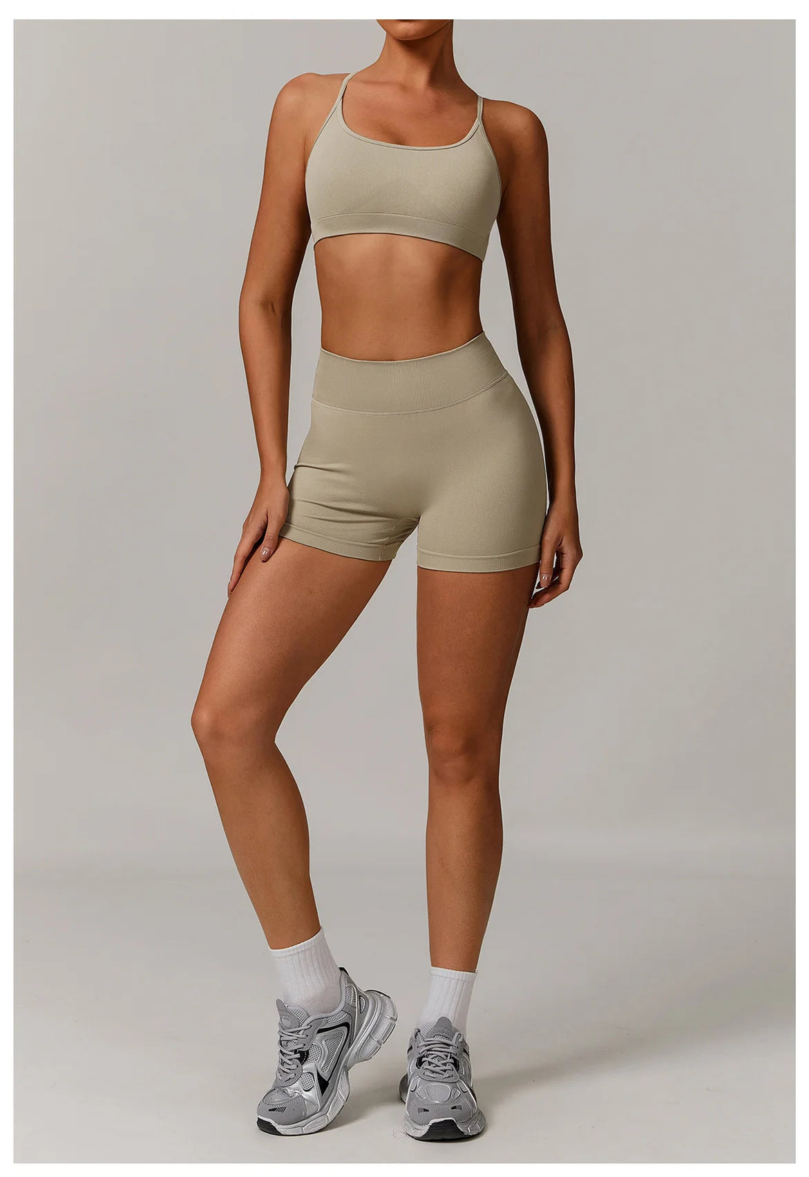 🤍 Conjunto Fitness Feminino Cintura Alta
Suporte firme. Silhueta definida. Confiança em cada treino.